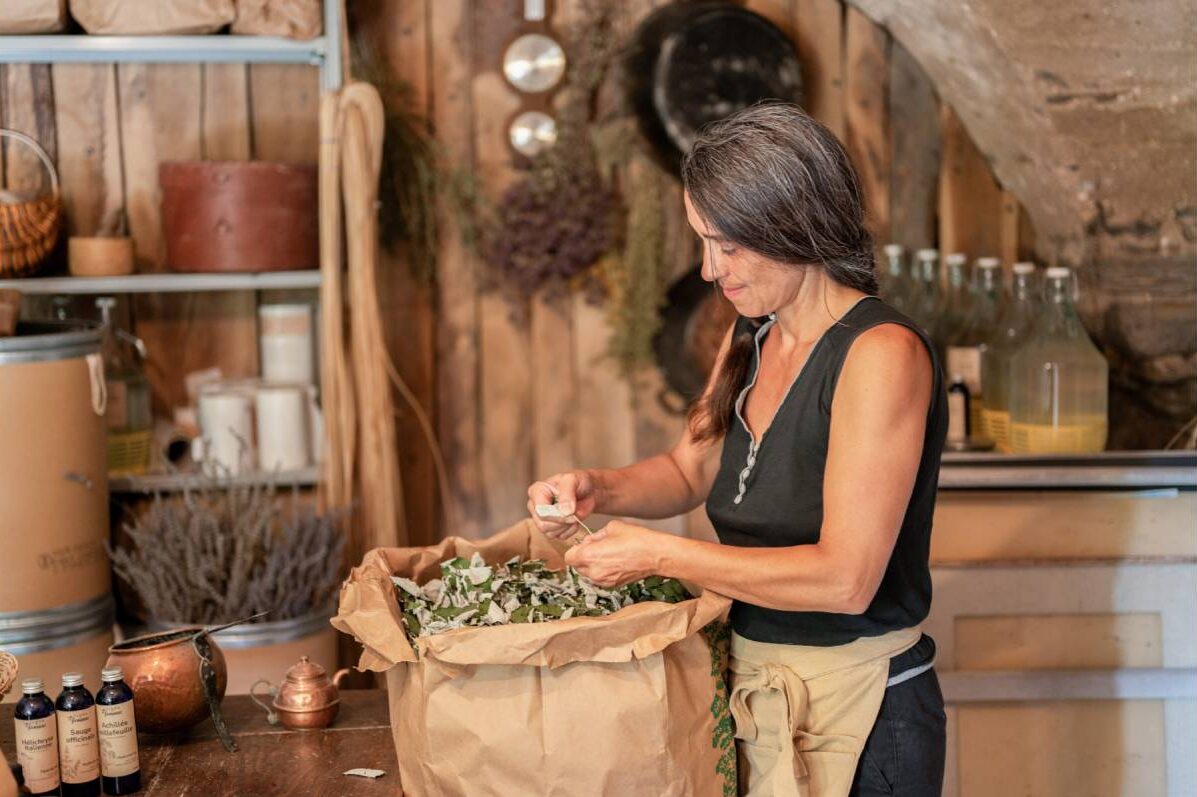photo de Palmira au travail dans son atelier